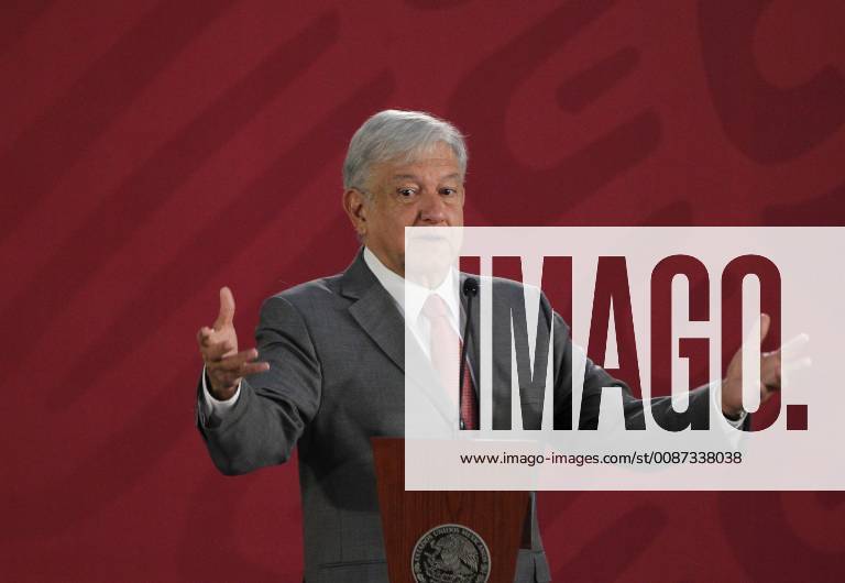 Mexiko, Andres Manuel Lopez Obrador Pressekonferenz The President of Mexico Andres Manuel Lopez Obrador offers a press conference at the Treasury Hall of the National Palace, in Mexico City, Mexico, 06 December 2018. Obrador will send to the Senate today a shortlist of possible ministers, two women and one man, who can replace Justice Jose Ramon Cossio, who finished his term in the Supreme Court. Lopez Obrador sent a terna to the Senate to select a Supreme Court member !ACHTUNG: NUR REDAKTIONELLE NUTZUNG!