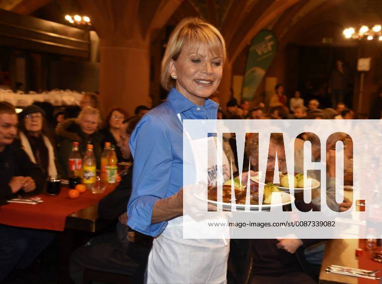 Christmas dinner for the homeless and needy Franfurter Stiftung Helfen Helfen in den Frankfurter Römerstuben Actress Uschi Glas served with great skill
