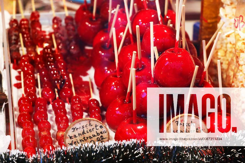 Traditioneller Weihnachtsmarkt in der Spandauer Altstadt - GER, Germany, Deutschland, Berlin, 04.12.2018 - Berlin-Spandau: 45. Traditioneller Spandauer Weihnachtsmarkt mit einer großen Weihnachtstanne. Von Montag bis Freitag öffnen etwa 250 Marktstände, Kunsthandwerker und Schausteller in der Carl-Schurz-Straße und auf dem Marktplatzgelände. An den Adventswochenenden erhöht sich die Zahl der Anbieter im gesamten Bereich der Altstadt auf über 400. Aufgrund des Terroranschlags vom 19.12.2016 auf den Weihnachtsmarkt am Breitscheidplatz in der Berliner City wurden aktuell zum Schutz der Bevölkerung auch im Bereich der Spandauer Altstadt umfangreiche Sicherheitsvorkehrungen getroffen. Polizei und Sicherheitsdienste patrouillieren ständig über das Gelände. - Frisch kandierte Weintrauben zu 2,00 Euro und frisch kandierte Äpfel zu 1,5