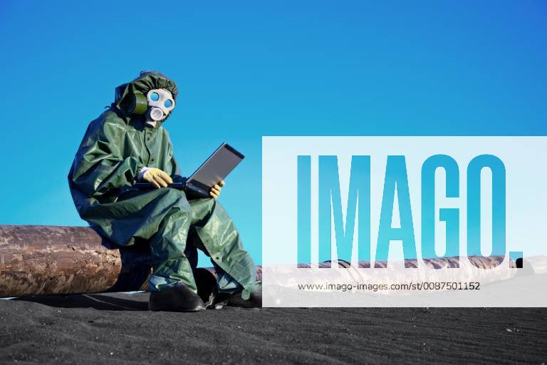 IMAGO Creative: Klimawandel - Zukunft und Innovation A scientist working with a laptop on a chemically contaminated area model released Symbolfoto