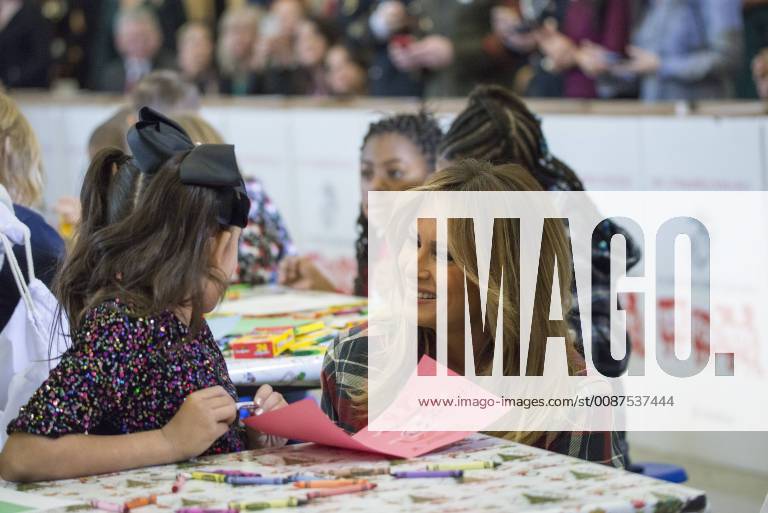 Entertainment Bilder der Woche KW50 WASHINGTON, DC - DECEMBER 11: First Lady Melania Trump participates in the annual Toys for Tots program at Joint Base Andrews in Washington DC. on December 11, 2018. The First Lady was assisted in her efforts by children of Military personnel and later by Santa Claus.