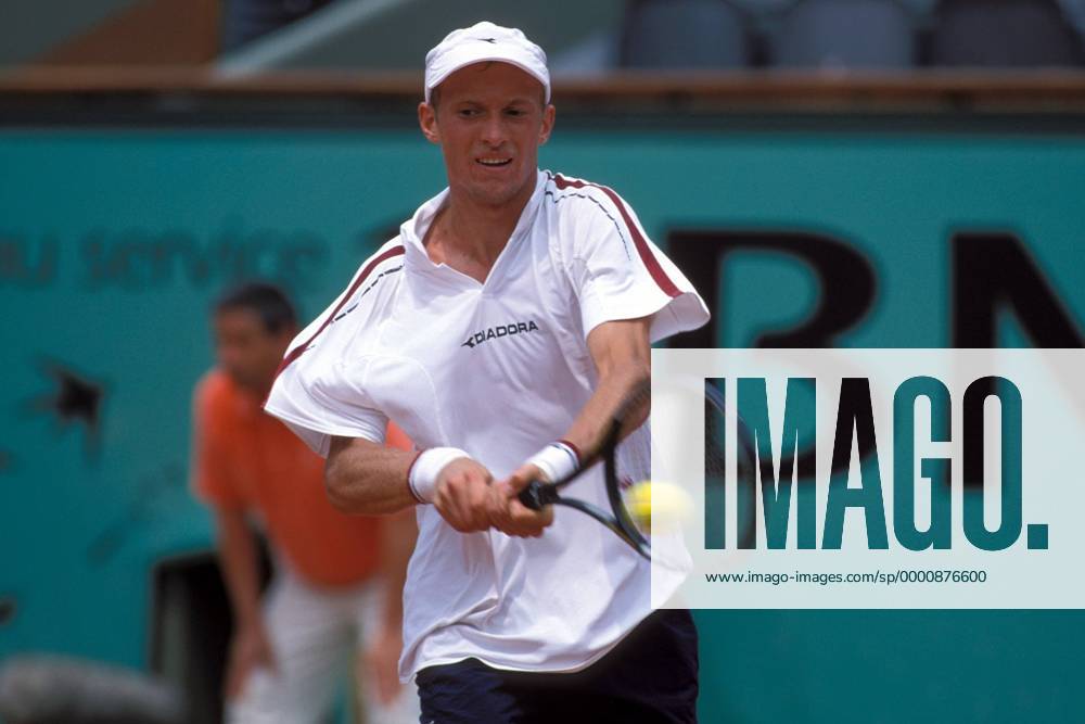 Nikolay Davydenko (Rußland) - beidhändige Rückhand Tennis Herren French Open 2003, ATP-Tour, Grand Slam, Einzelbild Roland Garros Paris Dynamik,