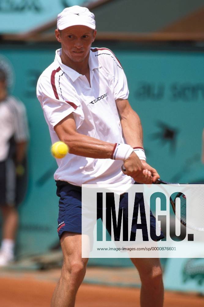 Nikolay Davydenko (Rußland) - beidhändige Rückhand Tennis Herren French Open 2003, ATP-Tour, Grand Slam, Sand, Sandplatz, Sandplatztennis, Sandplatzturnier, Einzelbild Roland Garros Paris Dynamik,