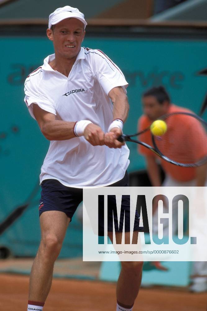 Nikolay Davydenko (Rußland) - beidhändige Rückhand Tennis Herren French Open 2003, ATP-Tour, Grand Slam, Sand, Sandplatz, Sandplatztennis, Sandplatzturnier, Einzelbild Roland Garros Paris Dynamik,