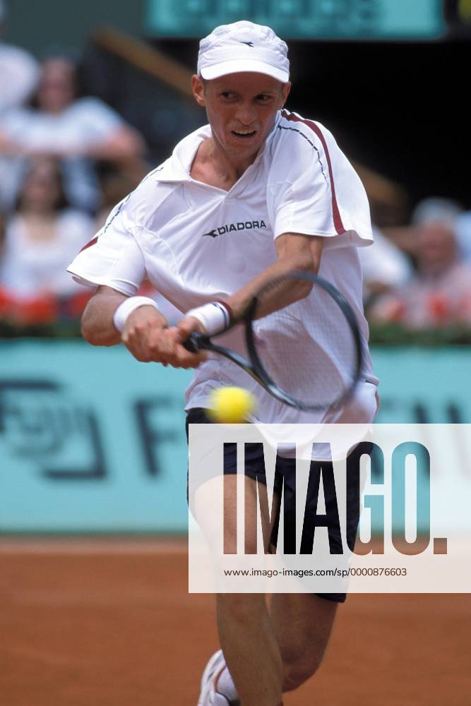 Nikolay Davydenko (Rußland) - beidhändige Rückhand Tennis Herren French Open 2003, ATP-Tour, Grand Slam, Sand, Sandplatz, Sandplatztennis, Sandplatzturnier, Einzelbild Roland Garros Paris Dynamik,