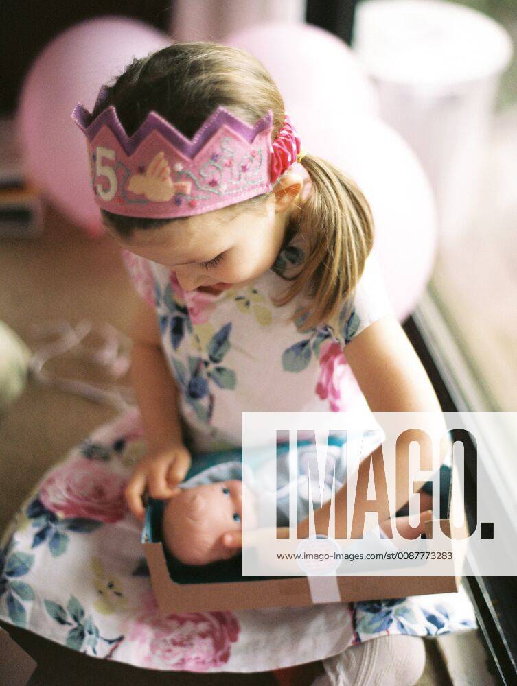 Girl opening presents during birthday, north Vancouver BC Canada model released Symbolfoto