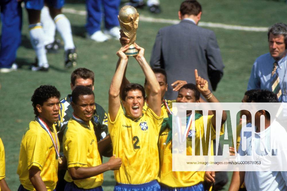Jorginho hält den Weltmeisterpokal in den Händen, v.li.: Marcio Santos, Paulo Sergio und Viola (alle Brasilien) Fußball WM Herren Weltmeisterschaft 1994, Länderspiel, Finale, Nationalmannschaft, Nationalteam, Nationaltrikot, Gruppe Pasadena, LA, L.A., L A, Glück Begeisterung, Freude,