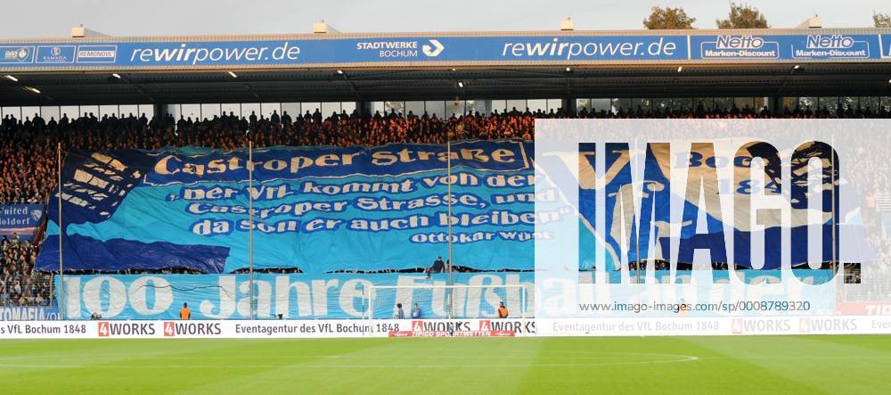 Fußball, Stadiongeschichte VfL Bochum Fußball 2. Bundesliga 11. Spieltag VfL Bochum am 14.10.2011 im rewirpowerStadion in Bochum. Transparent 100 Jahre Fußball vor Spielbeginn o0 Fan totale Plakat
