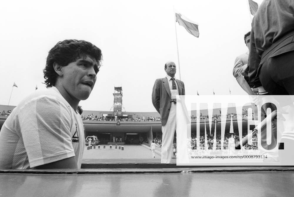 Diego Maradona (Argentinien) tritt aus den Katakomben o0 sw
