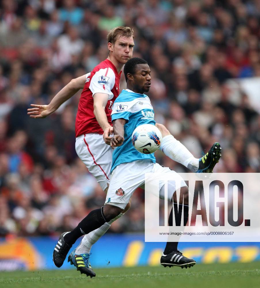 Arsenals Per Mertesacker tussles with Sunderlands Stephane Sessegnon Barclays Premier League Arsenal v Sunderland 16th October, 2011 .
