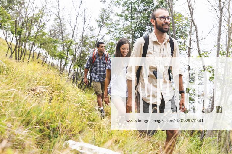Italy, Massa, group of young people hiking in the Alpi Apuane mountains model released Symbolfoto WPEF00829