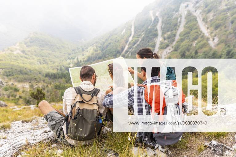 Italy, Massa, group of people hiking and looking at a map in the Alpi Apuane model released Symbolfoto WPEF00878