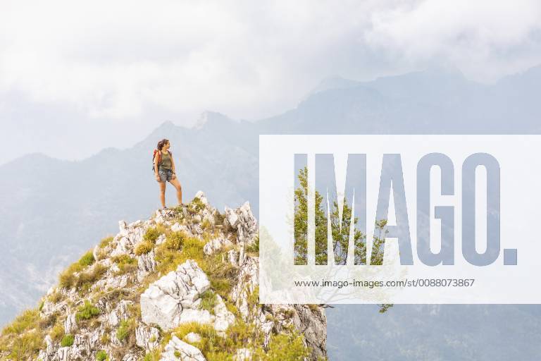 Italy, Massa, young woman standing on top of a peak in the Alpi Apuane mountains model released Symbolfoto WPEF00863