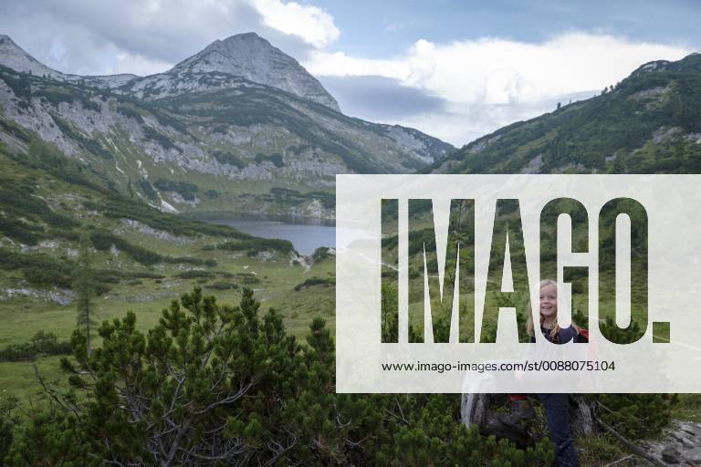 Austria, Ausseer Land, Hiking girl in the mountains model released Symbolfoto HAMF00395