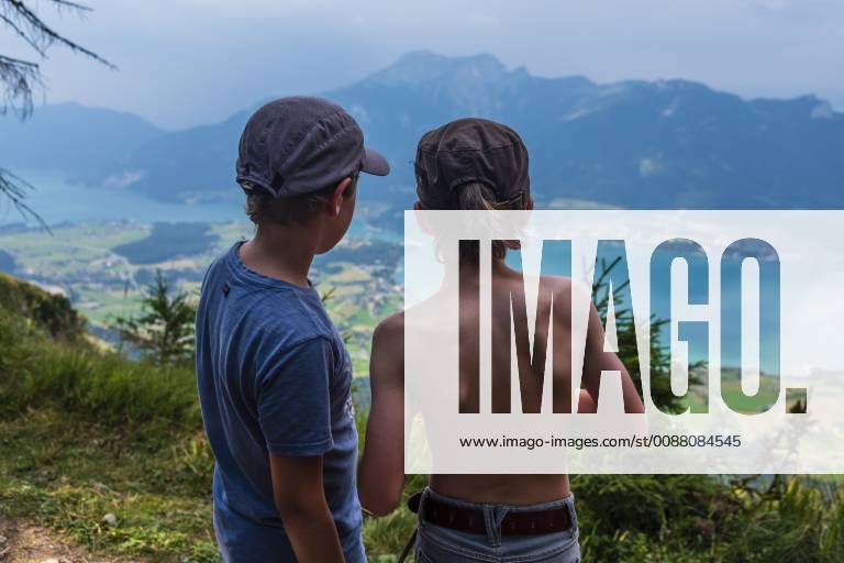 Austria, Salzkammergut, Mondsee, rear view of two boys looking at lake model released Symbolfoto HAMF00422