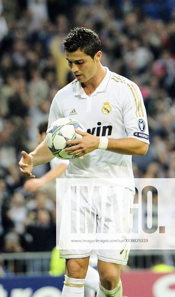 Real Madrid - Olympique Lyonnais ( Lyon ) UEFA CHAMPIONS LEAGUE 2011-2012 Group D - matchday 3 Cristiano Ronaldo ball