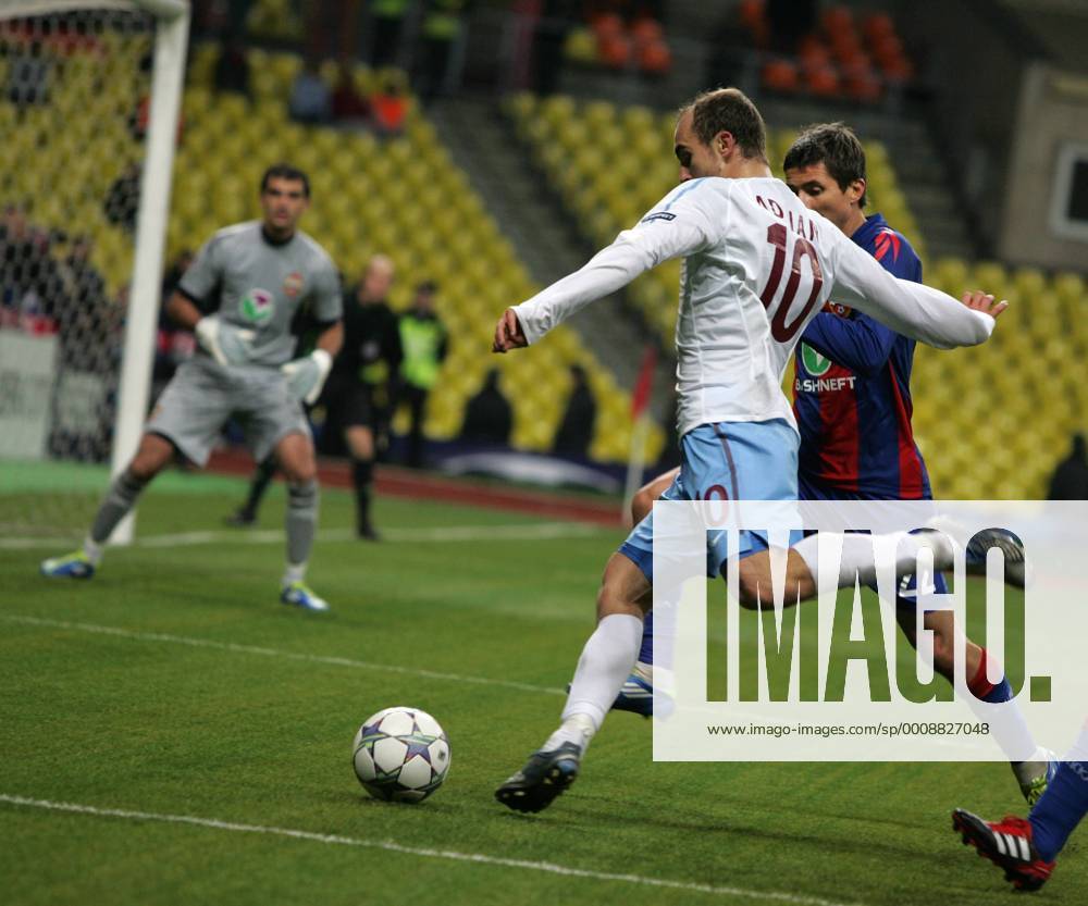 Moscow. 18 oct. 2011. CHAMPIONS LEAGUE 2011-2012. CSKA Moscow - TRABZONSPOR: 10.Adrian Mierzejewski (Trabzonspor AS) vs 22. ALDONIN Evgeny (CSKA).