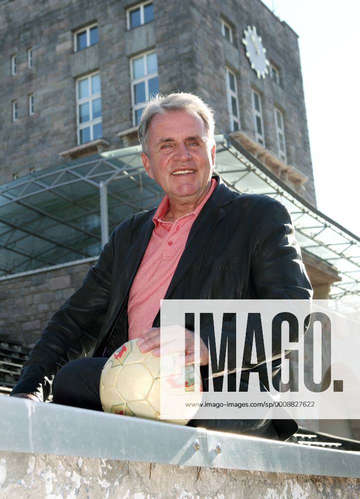Zwickau, 17.10.2011, Westsachsenstadion, Fussball, Torwartlegende Jürgen Croy feiert am 19.10.2011 seinen 65. Geburtstag. Croy war 94facher Nationalspieler der DDR und absolvierte 372 Punktspiele in der damaligen DDR-Oberliga für seinen Heimatverein BSG Sachsenring Zwickau. , Im Bild: Croy im Westsachsenstadion, seiner einstigen Spielstätte. ,