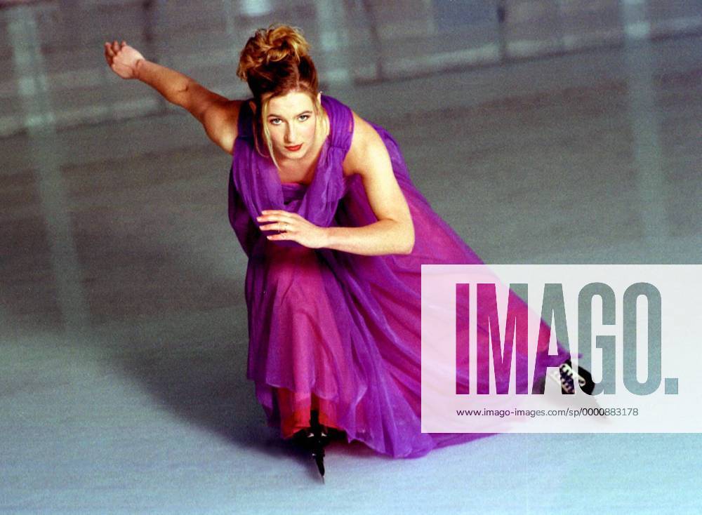 Claudia Pechstein (Deutschland) dreht für ein Shooting auf dem Eis ein paar Runden im Abendkleid Eisschnellauf Damen Eisschnelllauf 2003, Eisschnellaufen, Eisschnelllaufen, Fotoshooting, Fototermin, Vneg Einzelbild