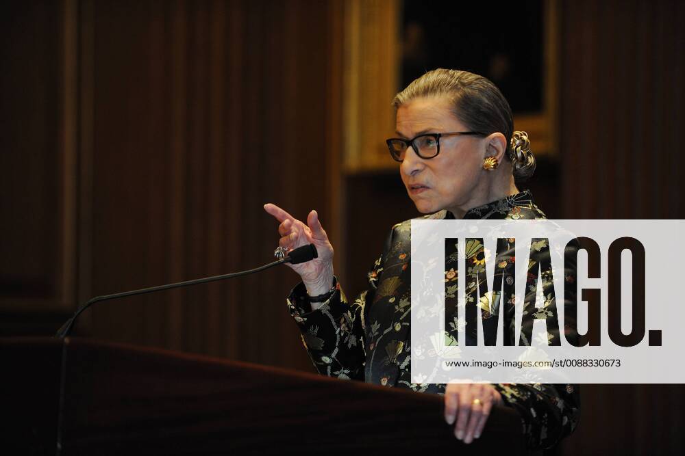 IMAGO ICONS: Ruth Bader Ginsburg Berühmte Feministinnen, Ruth Bader Ginsburg May 3, 2016 - Washington, District of Columbia, U.S. - U.S. Supreme Court Justice RUTH BADER GINSBURG attends an award ceremony in the East Conference Room of the Supreme Court. Washington U.S. - ZUMAb189 20160503_rua_b189_938