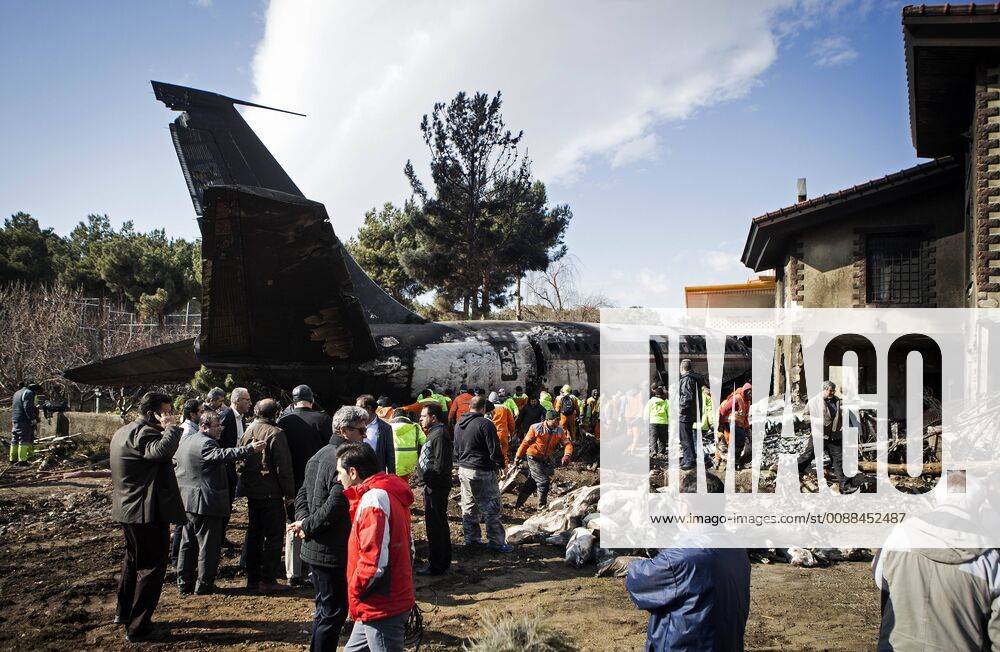 (190114) -- KARAJ, Jan. 14, 2019 -- Rescuers work at the crash site of a Boeing 707 plane in Karaj, Iran, Jan. 14, 2019. At least 15 people were killed on Monday in the crash. ) IRAN-KARAJ-PLANE CRASH AhmadxHalabisaz