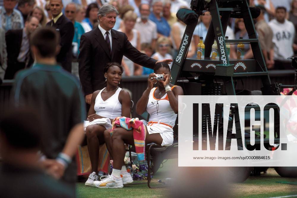 Serena Williams (re.) und ihre Schwester Venus (beide USA) halten alles für ihr Familienalbum fest, dahinter Oberschiedsrichter Alan Mills (Großbritannien) Tennis Damen All England Championships 2003, WTA-Tour, Grand Slam, Finale, Endspiel, Vdia Gruppe Wimbledon London