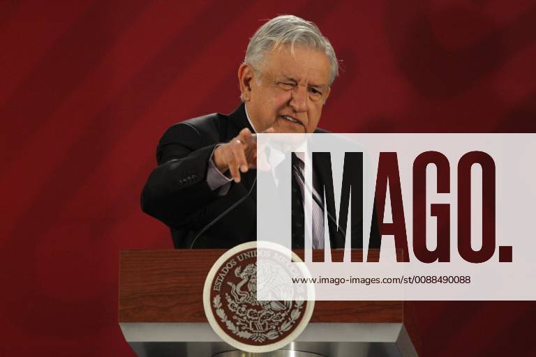 Mexiko, Andres Manuel Lopez Obrador Pressekonferenz Mexican President Andres Manuel Lopez Obrador speaks during a press meeting at the National Palace, in Mexico City, Mexico, on 15 January 2019. Lopez Obrador denounced that the sabotage to the pipelines of Petroleos Mexicanos (Pemex) continue, making hard the fight against the shortage problem. Continue sabotage in Pemex pipelines, according Lopez Obrador !ACHTUNG: NUR REDAKTIONELLE NUTZUNG!