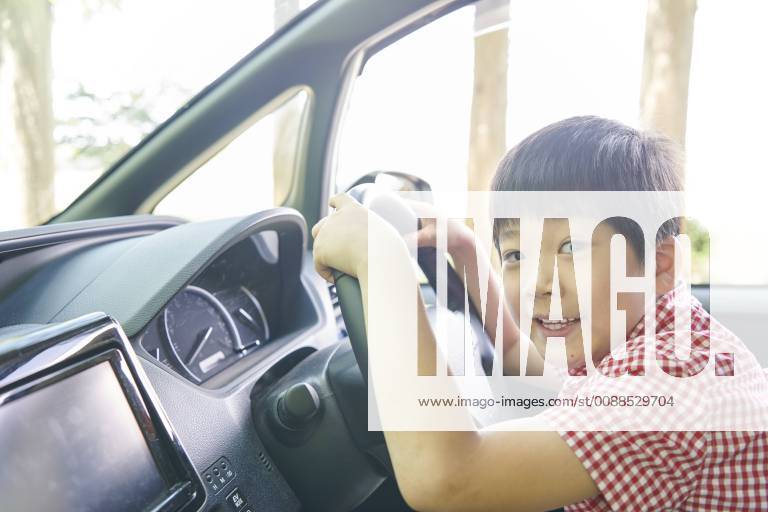 Japanese kid in the car (86973100)