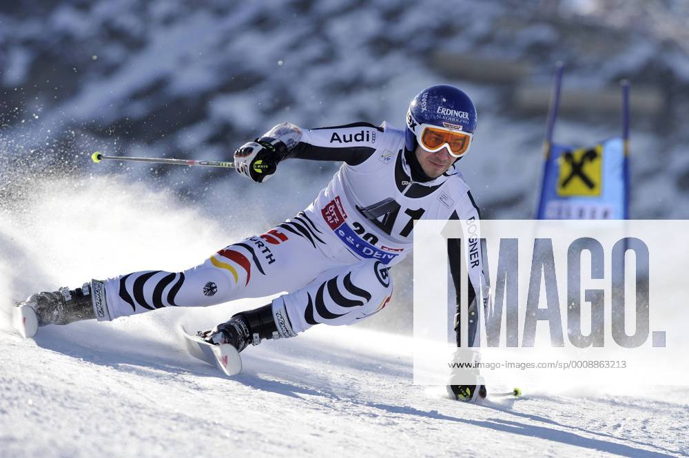 Felix NEUREUTHER, GER, Ski Alpin, Aktion, Einzelaktion , Einzelbild, Freisteller, Ganzkoerperaufnahme, ganze Figur. Ski Weltcup;Riesenslalom der Herren in Soelden, Ski Alpin, Rettenbachgletscher, Rettenbachferner am 23.10.2011.