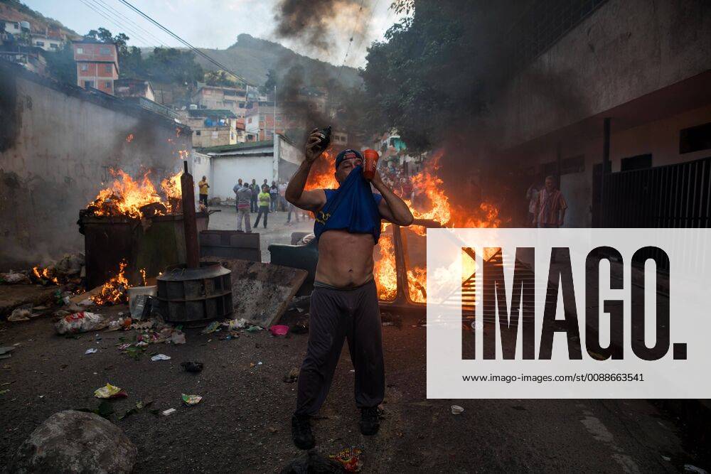 People demonstrate in the vicinity of a Bolivarian National Guard command, in Caracas, Venezuela, 21 January 2019. Dozens of policemen cordoned off the Caracas neighborhood of Cotiza before a uprising of members of the Bolivarian National Guard (GNB, militarized police) against the Government of Nicolas Maduro. The Bolivarian National Armed Forces informed that the military who had rebelled have already been captured. Venezuelan Armed Force says that insurgent group was captured !ACHTUNG: NUR REDAKTIONELLE NUTZUNG!