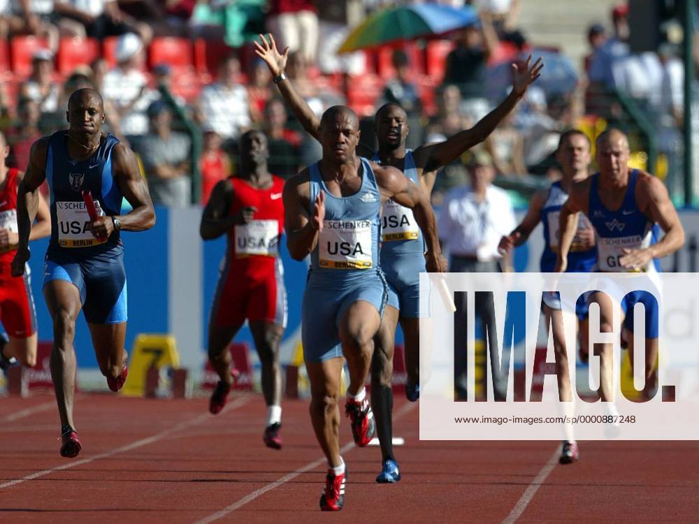 Maurice Greene (USA) übernimmt als Schlussläufer die 4x100m-Staffel Leichtathletik Herren ISTAF 2003, Golden League, Meeting, Leichtathletikmeeting, Gruppe Berlin Dynamik,