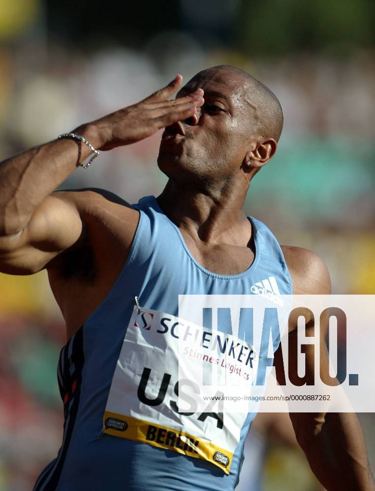 Maurice Greene (USA) gewinnt mit der 4x100m-Staffel Leichtathletik Herren ISTAF 2003, Golden League, Meeting, Leichtathletikmeeting, Einzelbild Berlin Freude, Begeisterung,