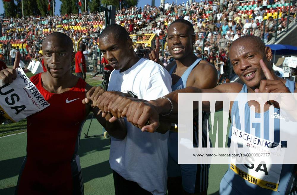 Vier Fäuste für ein Halleluja - Die 4x100m-Staffel der USA in Siegerpose, v. re.: Maurice Greene, John Drummond, Darvis Patton und Bernard Williams Leichtathletik Herren ISTAF 2003, Golden League, Meeting, Leichtathletikmeeting, Gruppe Berlin Freude,