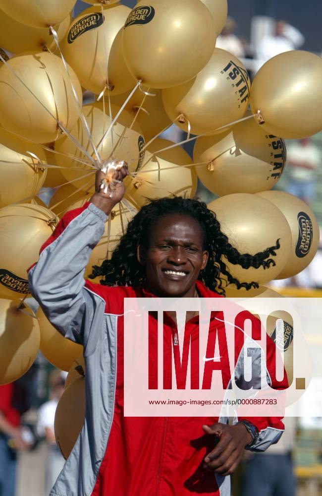 Maria Mutola (Mosambik) nimmt goldene Luftballons mit auf ihrer Ehrenrunde Leichtathletik Damen ISTAF 2003, Golden League, Meeting, Leichtathletikmeeting, Einzelbild Berlin Freude,