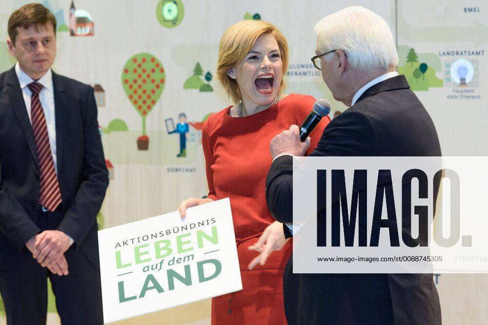 Berlin Steinmeier at the Green Week Germany Berlin 23 01 2019 Federal President Frank Walter Steinmeier and Julia Klöckner Federal Minister of Agriculture CDU on a tour of the International Green Week 2019 in the exhibition area Lust aufs Land in Hall 4 2 The picture shows the Federal President and Julia Klöckner at the stand of the Federal Ministry of Food a