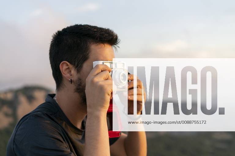 Spain, Barcelona, Natural Park of Sant Llorenc, man taking a picture of the view model released Symbolfoto AFVF01895