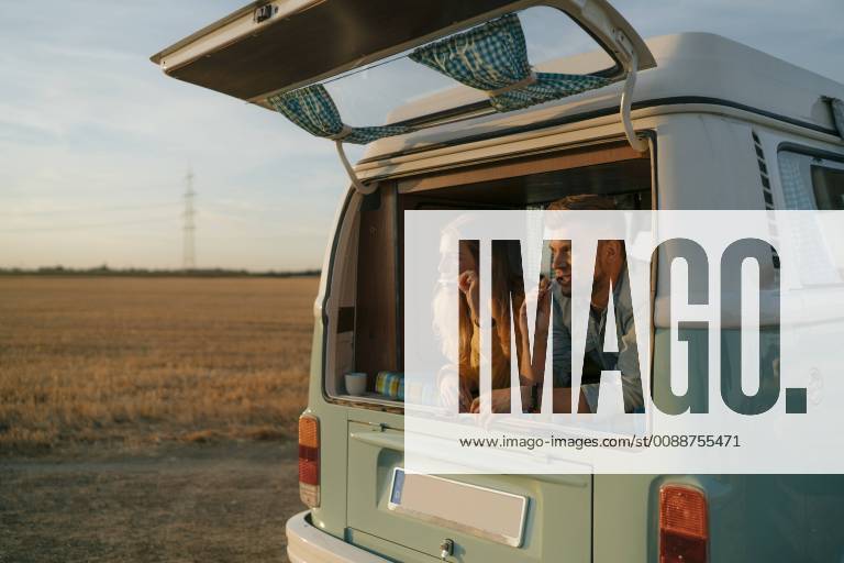 Couple brushing teeth in camper van in rural landscape model released Symbolfoto GUSF01417