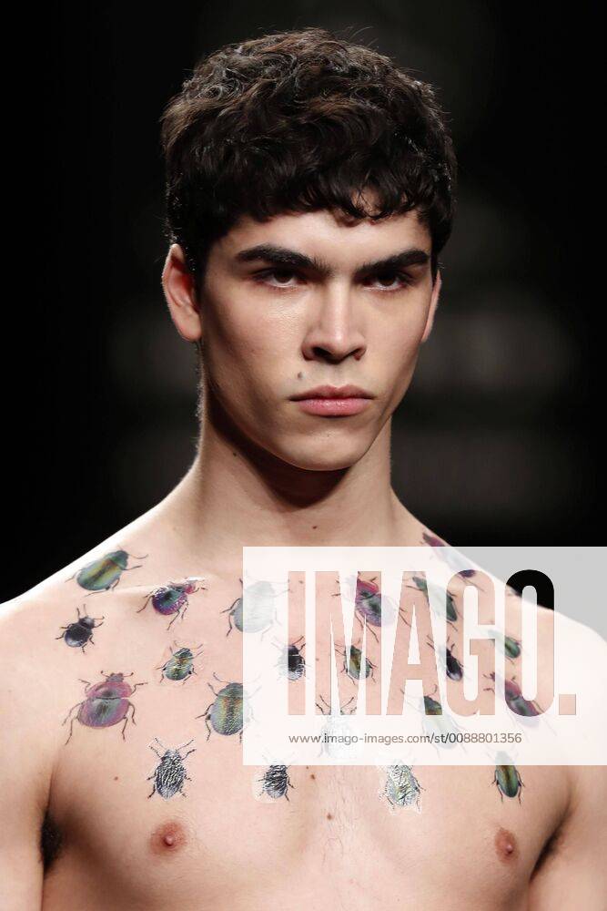 A model takes to the catwalk with a creation of Spanish label 404 Studio within the young talents of Samsung Ego at Madrid Fashion Week in Madrid, Spain, 24 January 2019. Madrid Fashion Week !ACHTUNG: NUR REDAKTIONELLE NUTZUNG!