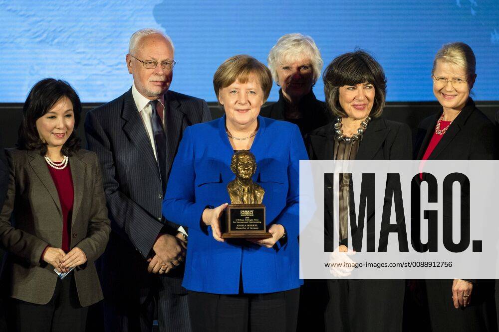 Berlin, Germany - German Chancellor Angela Merkel (C) poses for a picture holding the Fulbright Prize for International Understanding at the end of the awarding ceremony in Berlin, Germany on January 28, 2019. Berlin Germany - ZUMAn230 20190128_zaa_n230_398