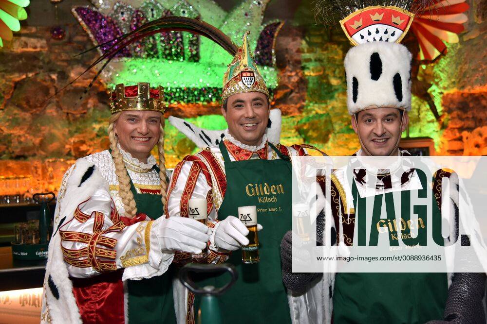 The Cologne carnival triumvirate Virgo Catharina Michael Everwand Prince Marc I Marc Michelske and farmer Markus Meyer try their luck at the perfectly tapped Kölsch on 29 01 2019 in Cologne