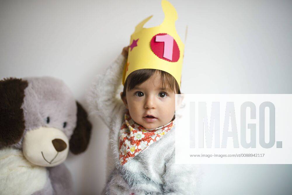 Portrait of baby girl with paper crown on first birthday model released Symbolfoto GEMF01826