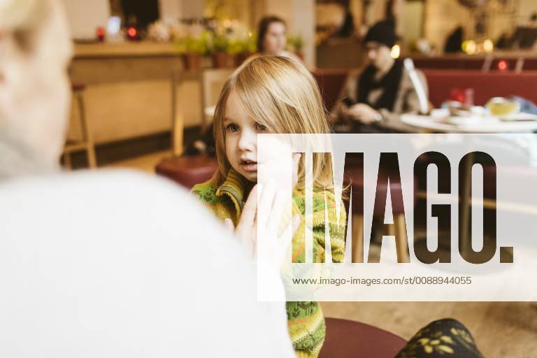 Young woman with daughter and friends in a cafe model released Symbolfoto KMKF00084