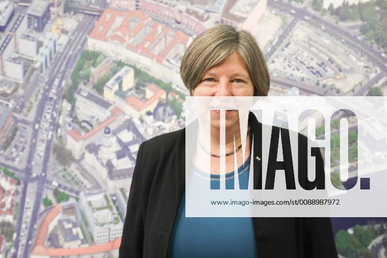 Katrin Lompscher the Left Housing Senator at the start of the year Press conference of the Senate Department for Urban Development and Housing The focus is on the three thematic blocks of participatory urban development New housing development and rent policy as well as major urban development projects Senate Department for Urban Development and Housing on 31 01 19 in Berlin Katrin Lompscher at the start of the year PK in Berlin