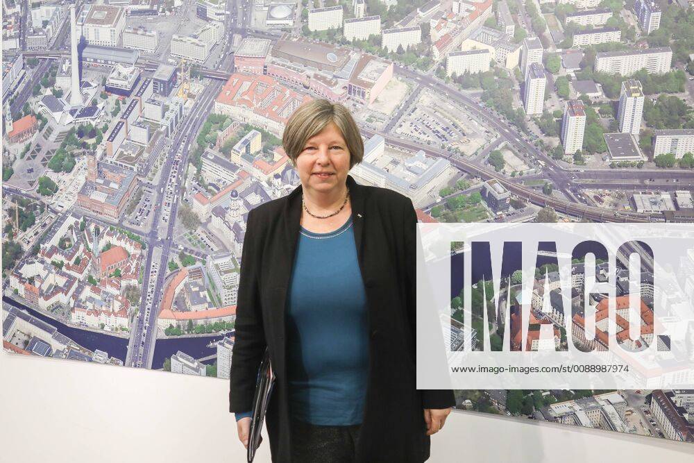 Katrin Lompscher the Left Housing Senator at the start of the year Press conference of the Senate Department for Urban Development and Housing The focus is on the three thematic blocks of participatory urban development New housing development and rent policy as well as major urban development projects Senate Department for Urban Development and Housing on 31 01 19 in Berlin Katrin Lompscher at the start of the year PK in Berlin