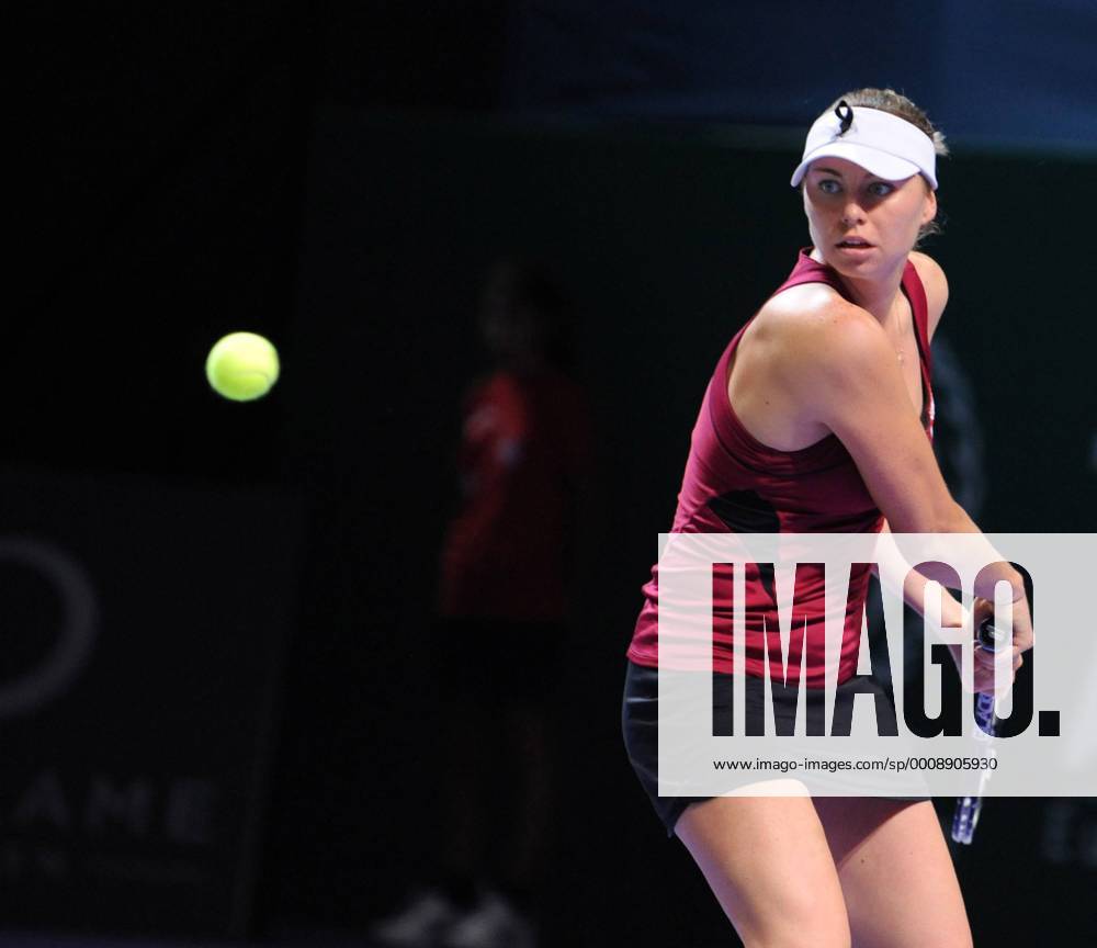 Vera Zvonareva of Russia hits a return during their Istanbul WTA Tennis Damen tennis championship semifinal in Istanbul, Turkey, on Oct. 29, 2011. (Xinhua Mert Coskun) (jyc) TURKEY-ISTANBUL-TENNIS-WTA-CHAMPIONSHIPS