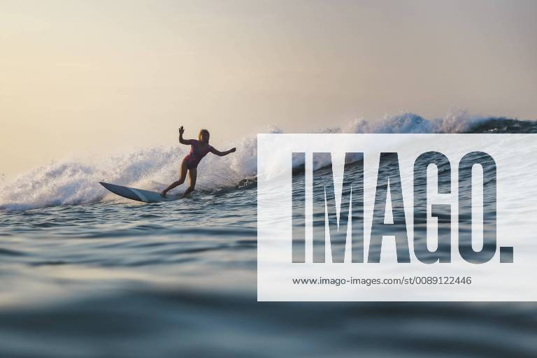Indonesia, Bali, Batubolong beach, Pregnant woman surfing model released Symbolfoto KNTF02454