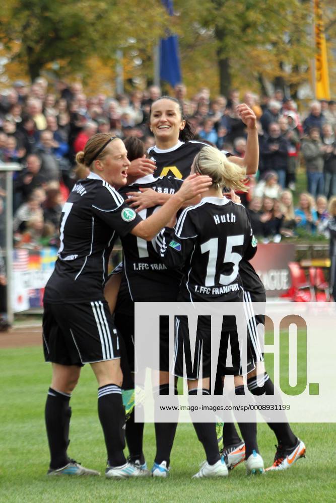 FFC-Frankfurt, Saison 2011 2012, CHAMPIONS-LEAGUE in Frankfurt 1 8-FINAL-Hinspiel 1. FFC Frankfurt GEGEN Paris Saint-Germain Aktion, Torjubel bei der Torschützin zum 1:0 Fatmire Bajramaj (FFC Frankfurt) und Marozsan Dzenifer (FFC Frankfurt)