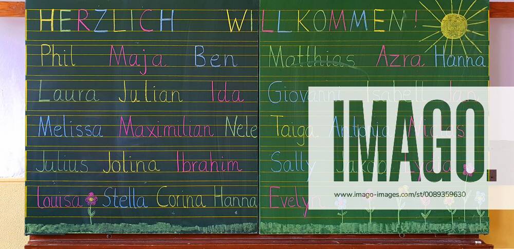 IMAGO Creative: Gesellschaft, Schule, Schulanfang erster Schultag. Namen der I-Maennchen auf einer Schultafel, Deutschland first school day, names of the first-grader on a school board, Germany BLWS516890