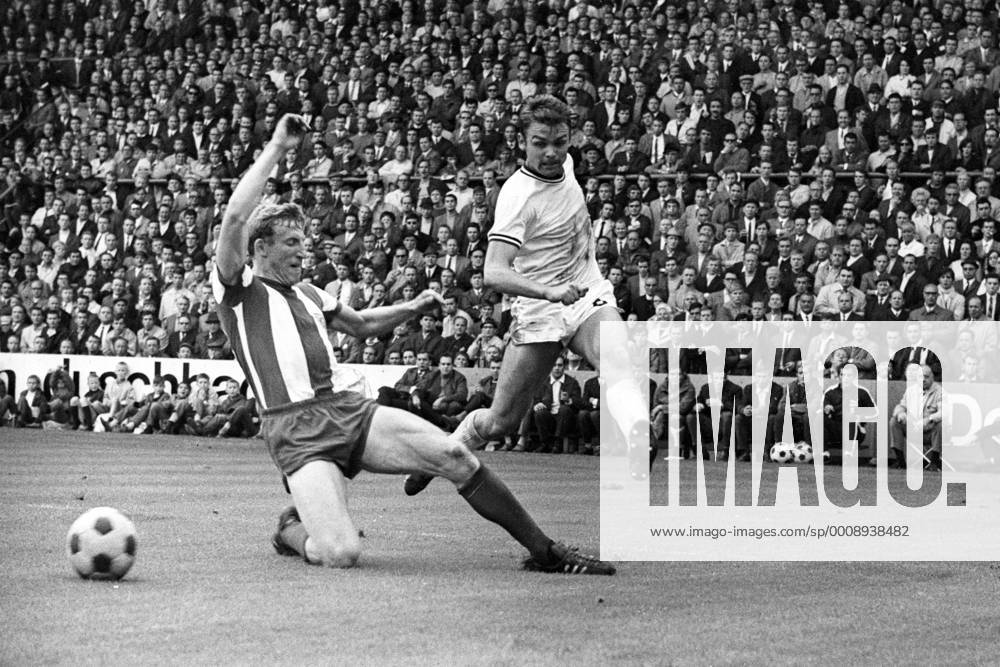 Hans Georg Schwarzenbeck (Bayern, li.) gegen Herbert Laumen (Gladbach) Borussia Mönchengladbach - FC Bayern München 2:1
