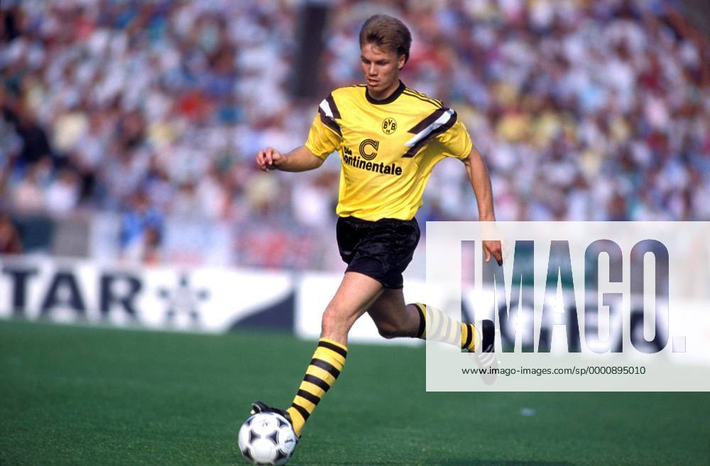 Fußball, DFB-Pokalfinale 1988 1989, Borussia Dortmund - SV Werder Bremen Thomas Helmer (BVB) am Ball Fußball 1. BL Herren DFB-Pokalfinale 1988 1989, Pokal, Pokalspiel, Endspiel, Finale, Pokalendspiel, Vdia Einzelbild Berlin Dynamik,